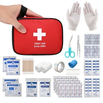 Contenu d'une trousse de premiers secours avec des gants, des bandages et des ciseaux.