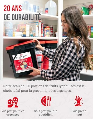 Femme rangeant un seau de nourriture lyophilisée dans un placard.