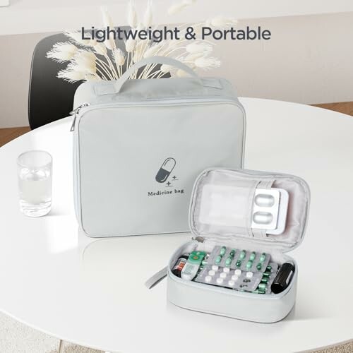 Sac de médecine léger et portable sur une table