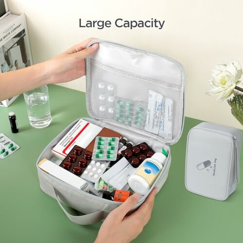 Boîte de rangement pour médicaments avec grande capacité.