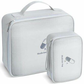 Deux sacs de rangement pour médicaments en tissu gris avec fermeture éclair.