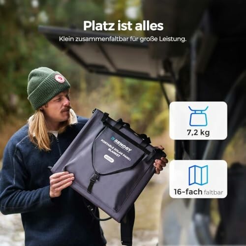 Homme tenant un panneau solaire portable pliable