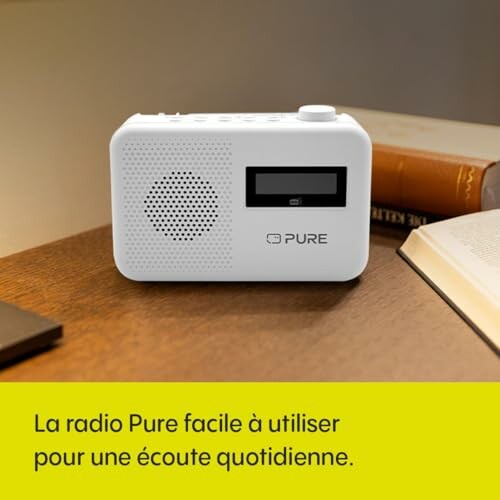 Radio blanche Pure sur un bureau avec des livres.
